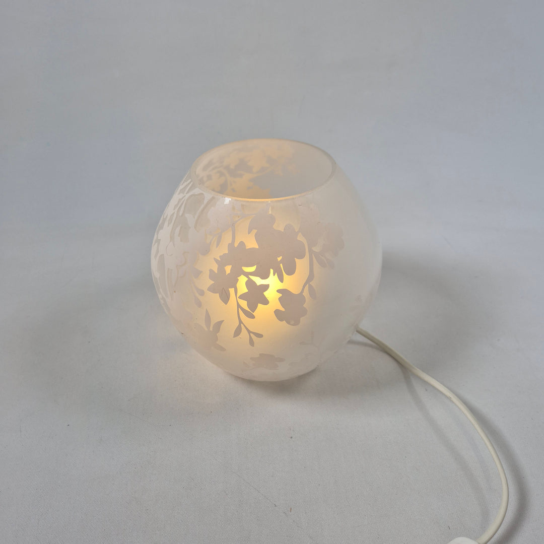 Elegant frostad glasvas med blommönster från Handmåleri