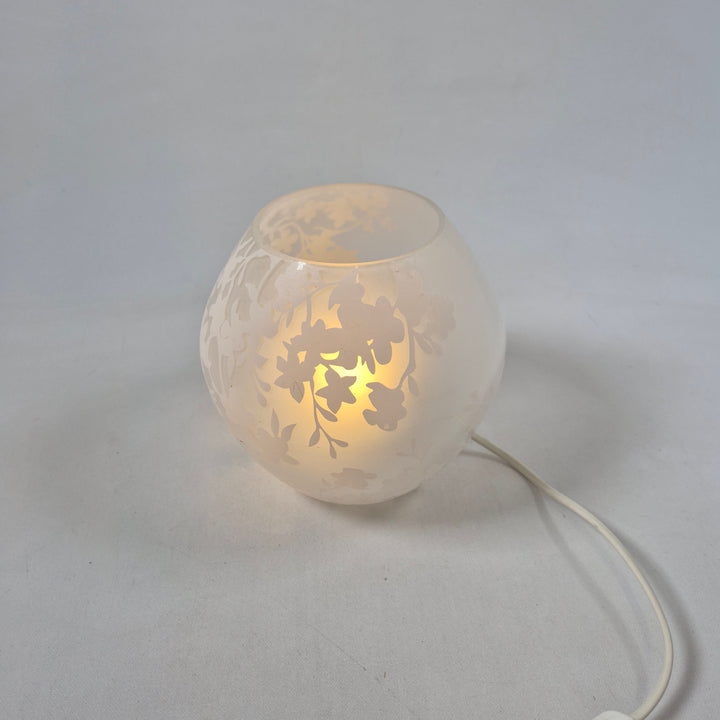 Elegant frostad glasvas med blommönster från Handmåleri