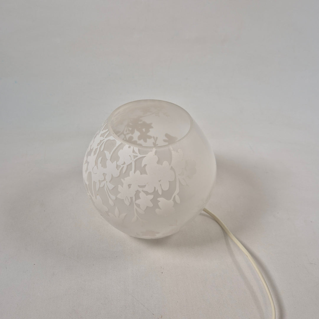Elegant frostad glasvas med blommönster från Handmåleri