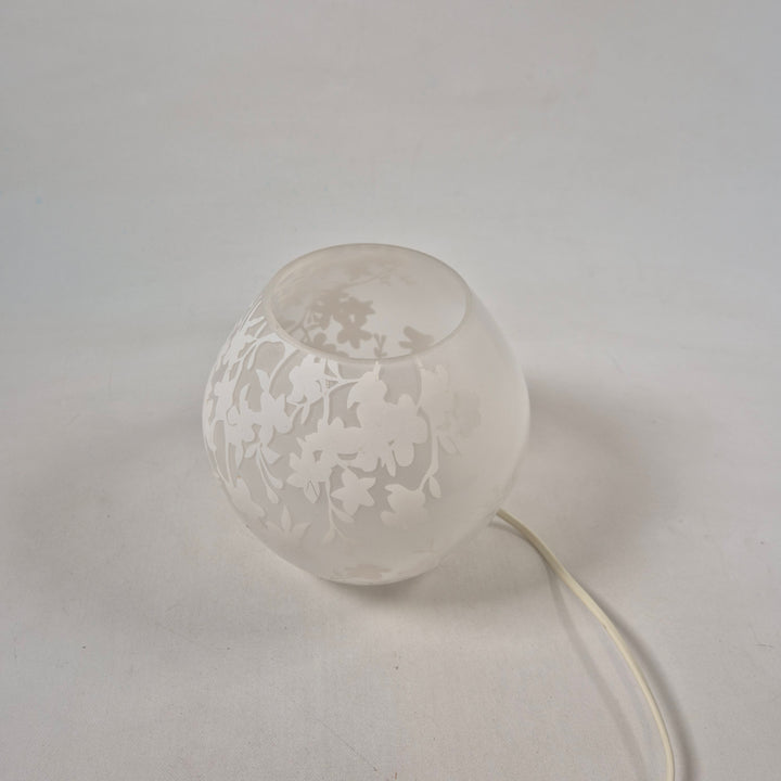 Elegant frostad glasvas med blommönster från Handmåleri