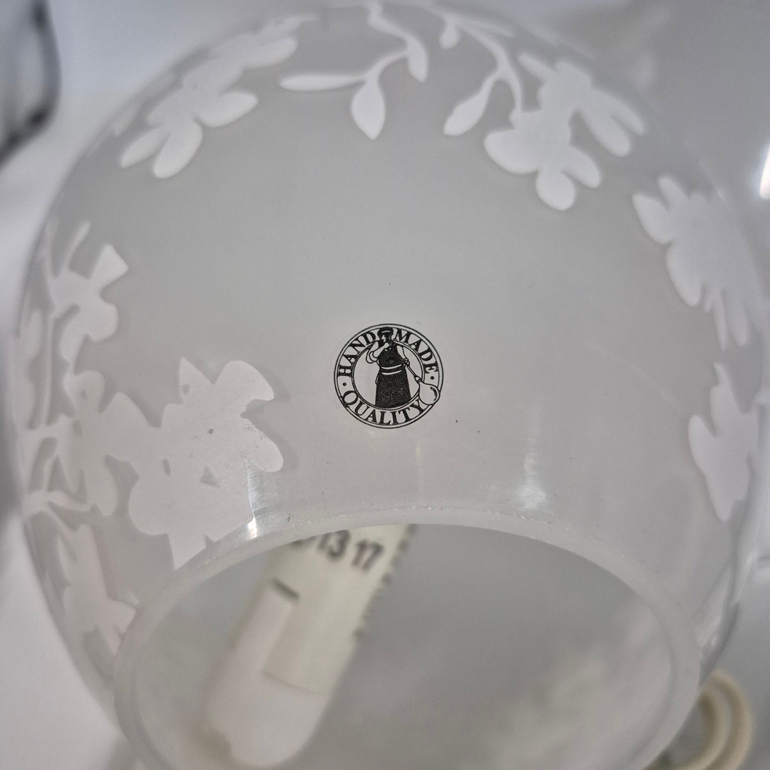 Elegant frostad glasvas med blommönster från Handmåleri