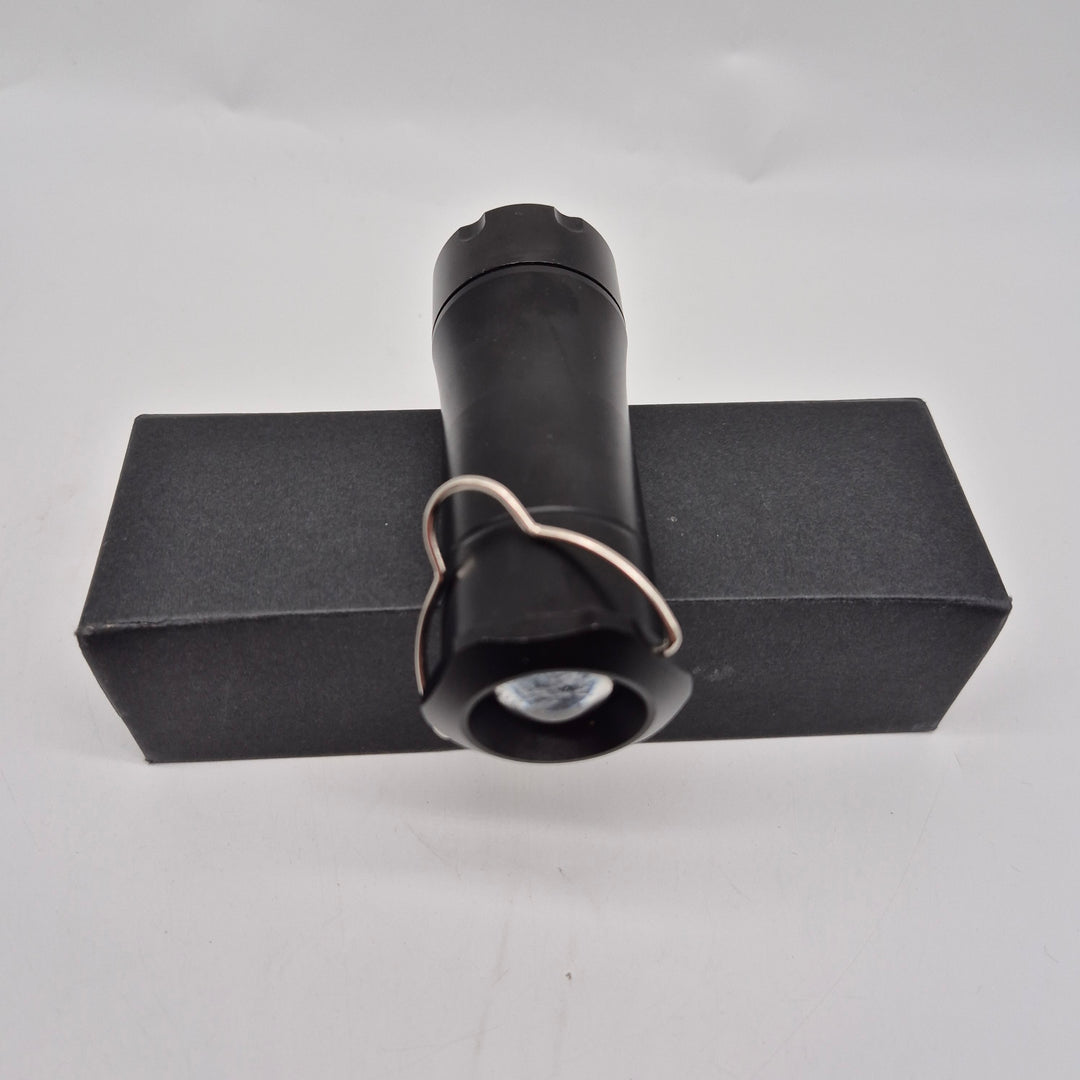 Modern bärbar LED-ficklampa – kompakt design