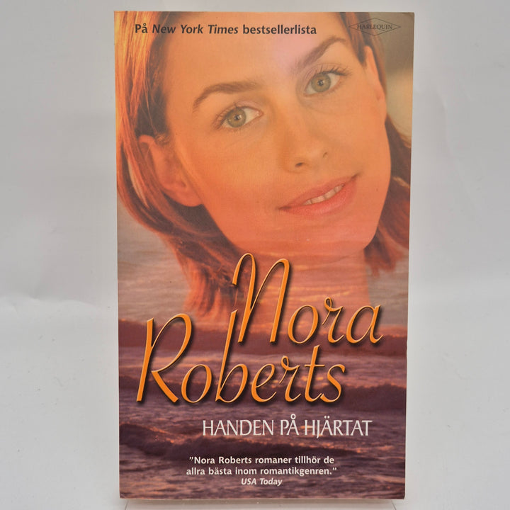 Nora Roberts "Handen på hjärtat" pocketbok