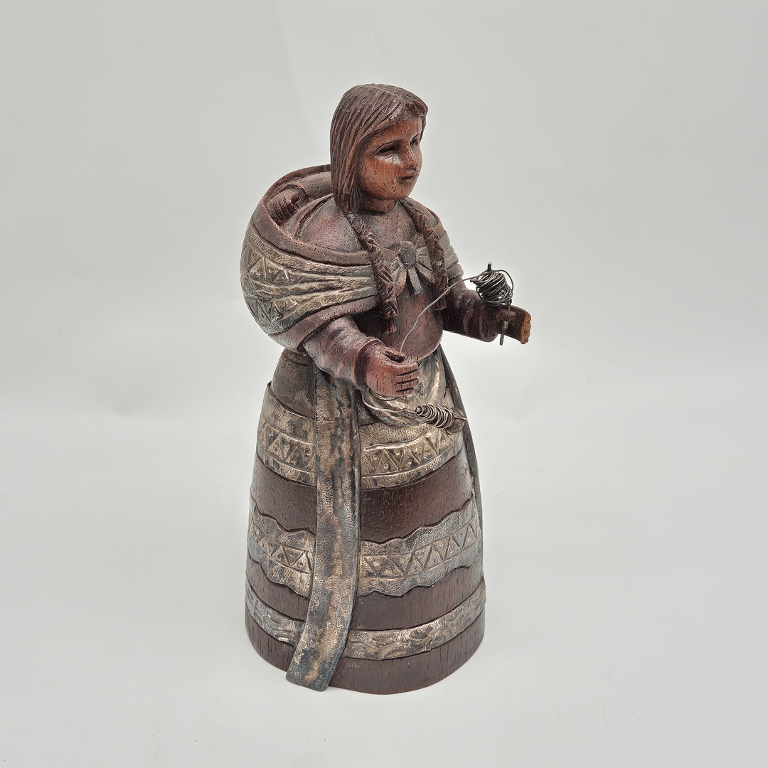 Trähantverksfigur i traditionell dräkt retro