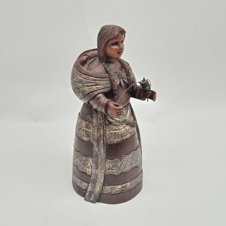 Trähantverksfigur i traditionell dräkt retro