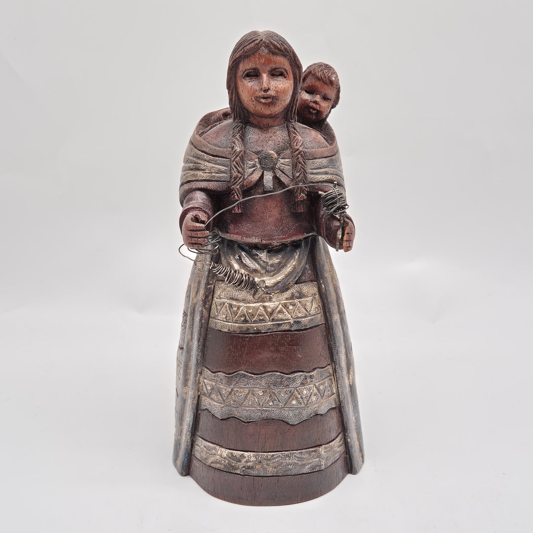 Trähantverksfigur i traditionell dräkt retro