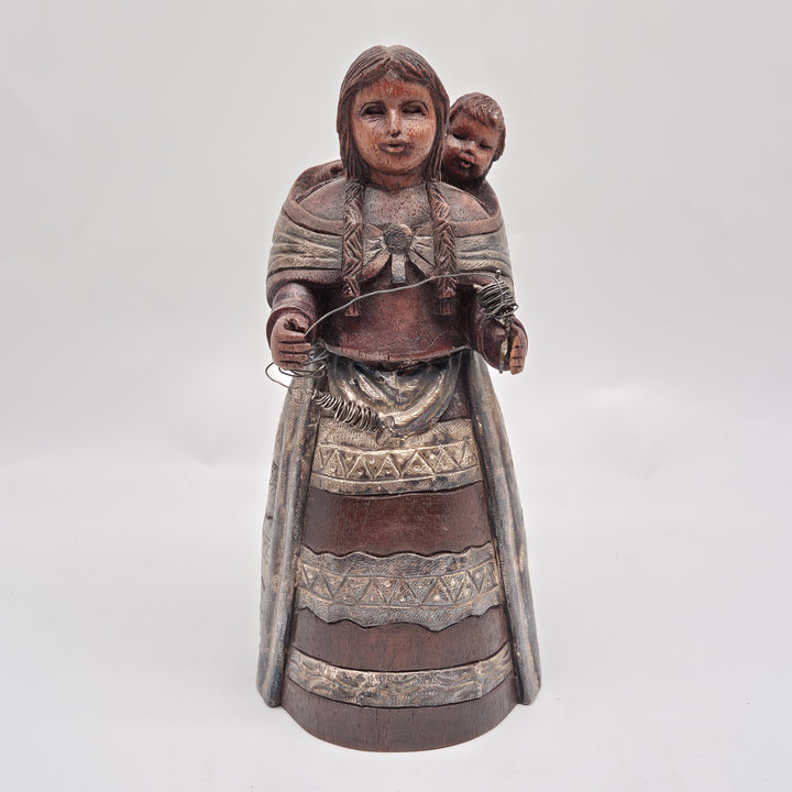 Trähantverksfigur i traditionell dräkt retro
