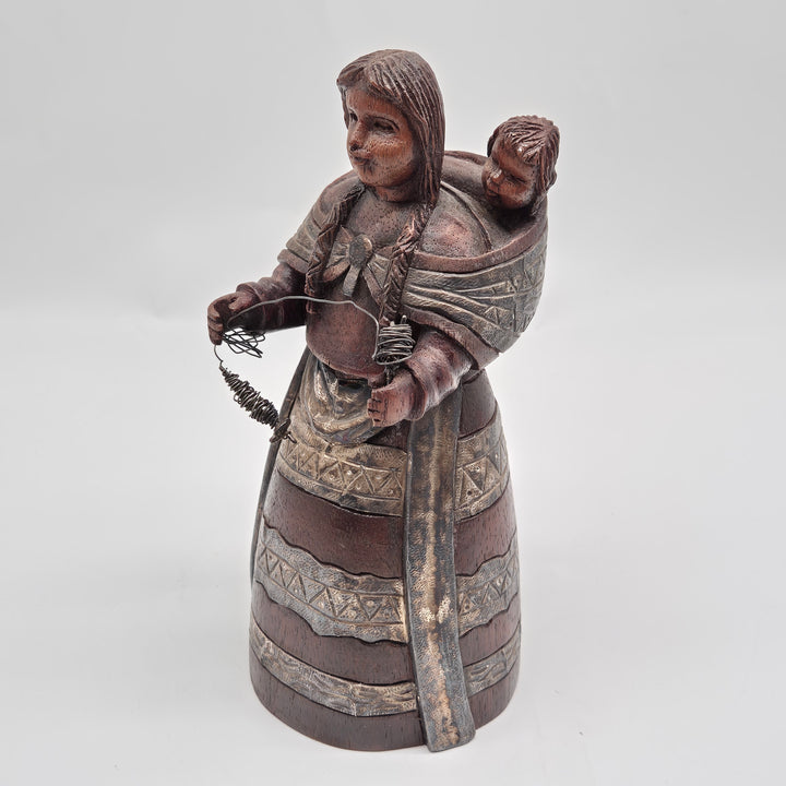 Trähantverksfigur i traditionell dräkt retro
