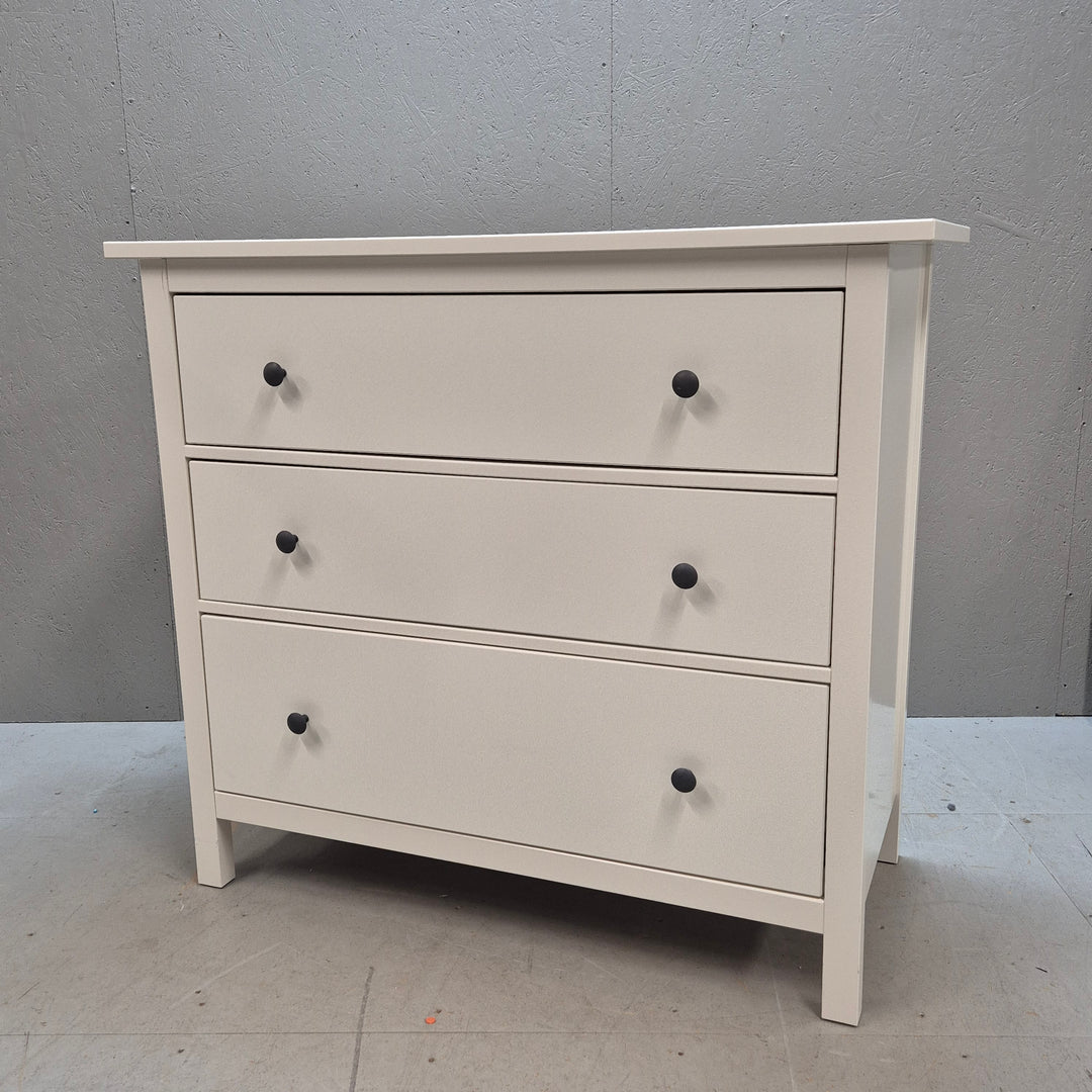 Stilren vit IKEA byrå med tre lådor