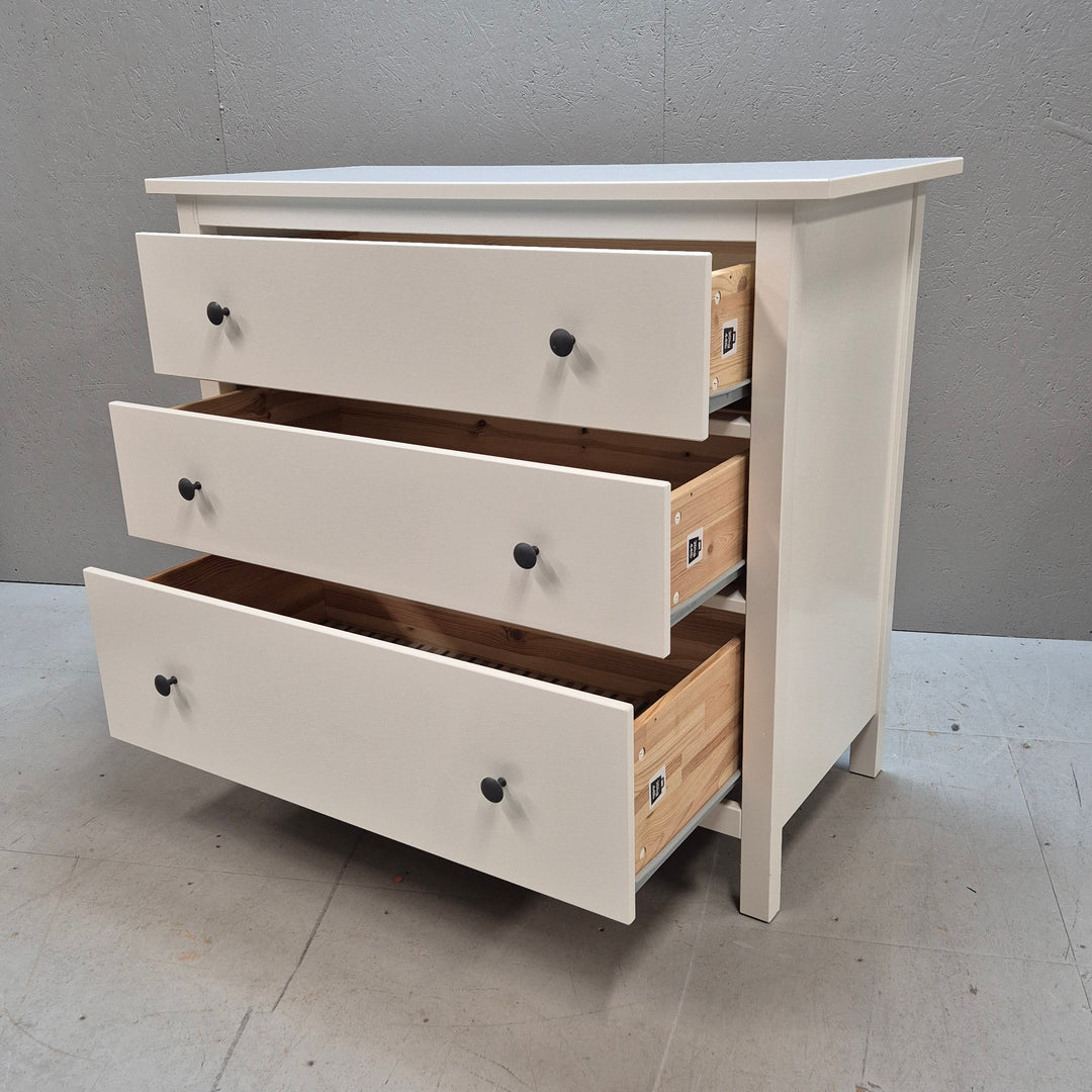 Stilren vit IKEA byrå med tre lådor