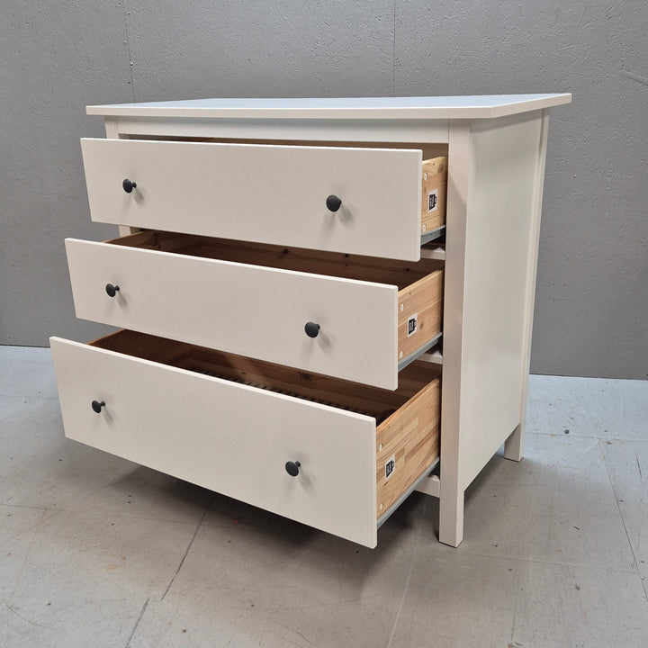 Stilren vit IKEA byrå med tre lådor