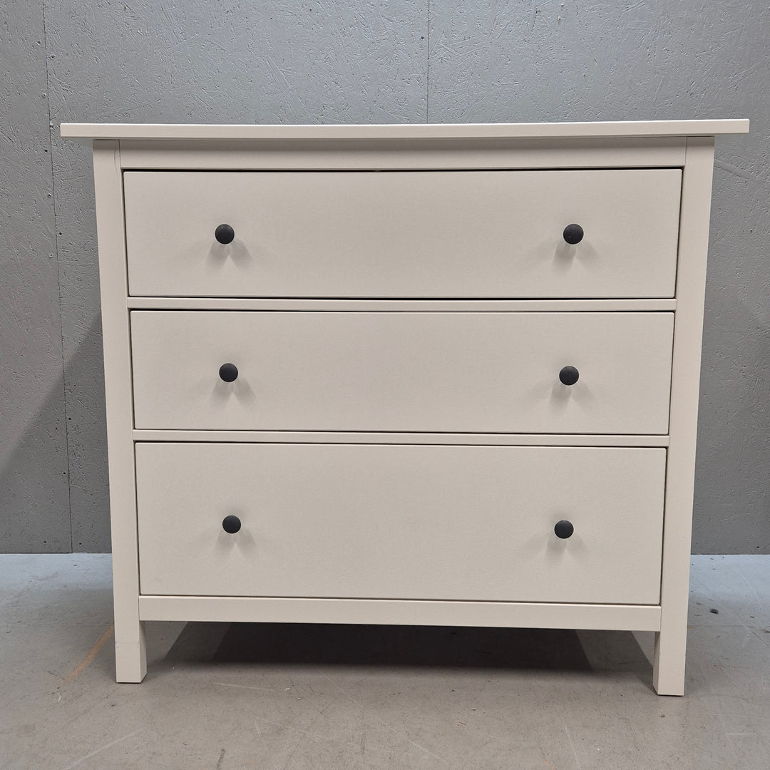 Stilren vit IKEA byrå med tre lådor