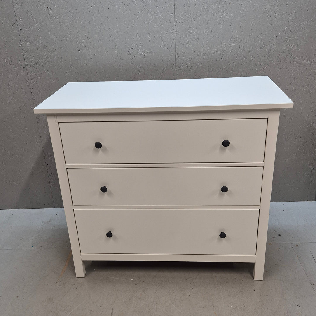 Stilren vit IKEA byrå med tre lådor