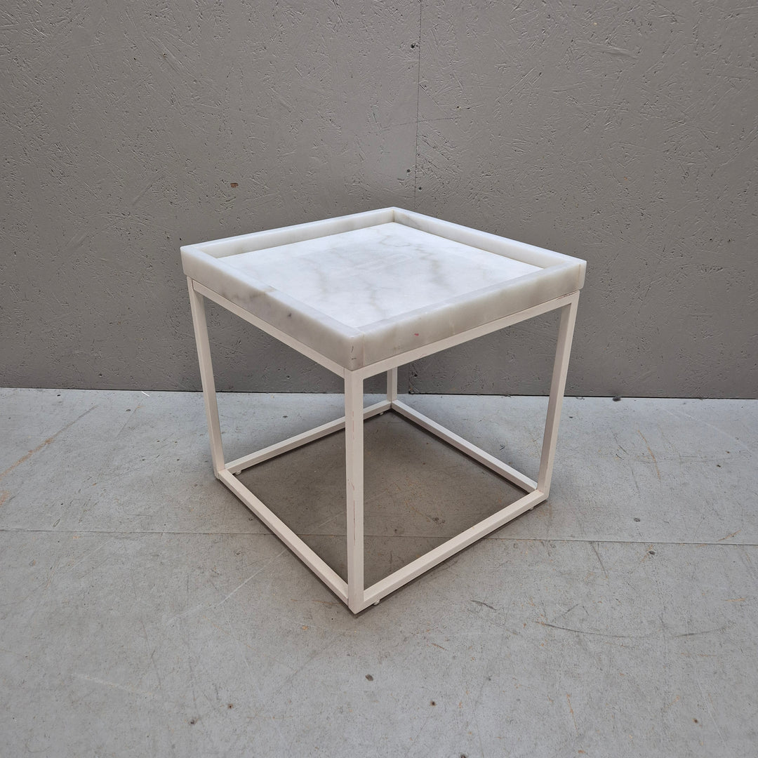 Elegant soffbord i marmor och vit stål