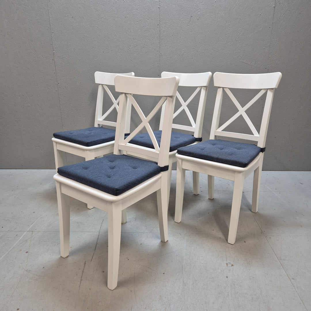 Vita IKEA stolar med blå dynor/4 st