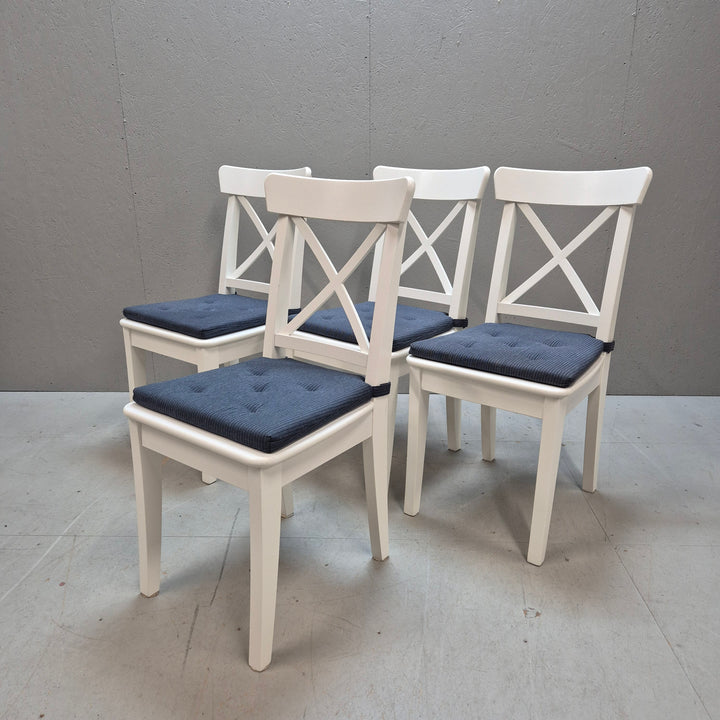 Vita IKEA stolar med blå dynor/4 st