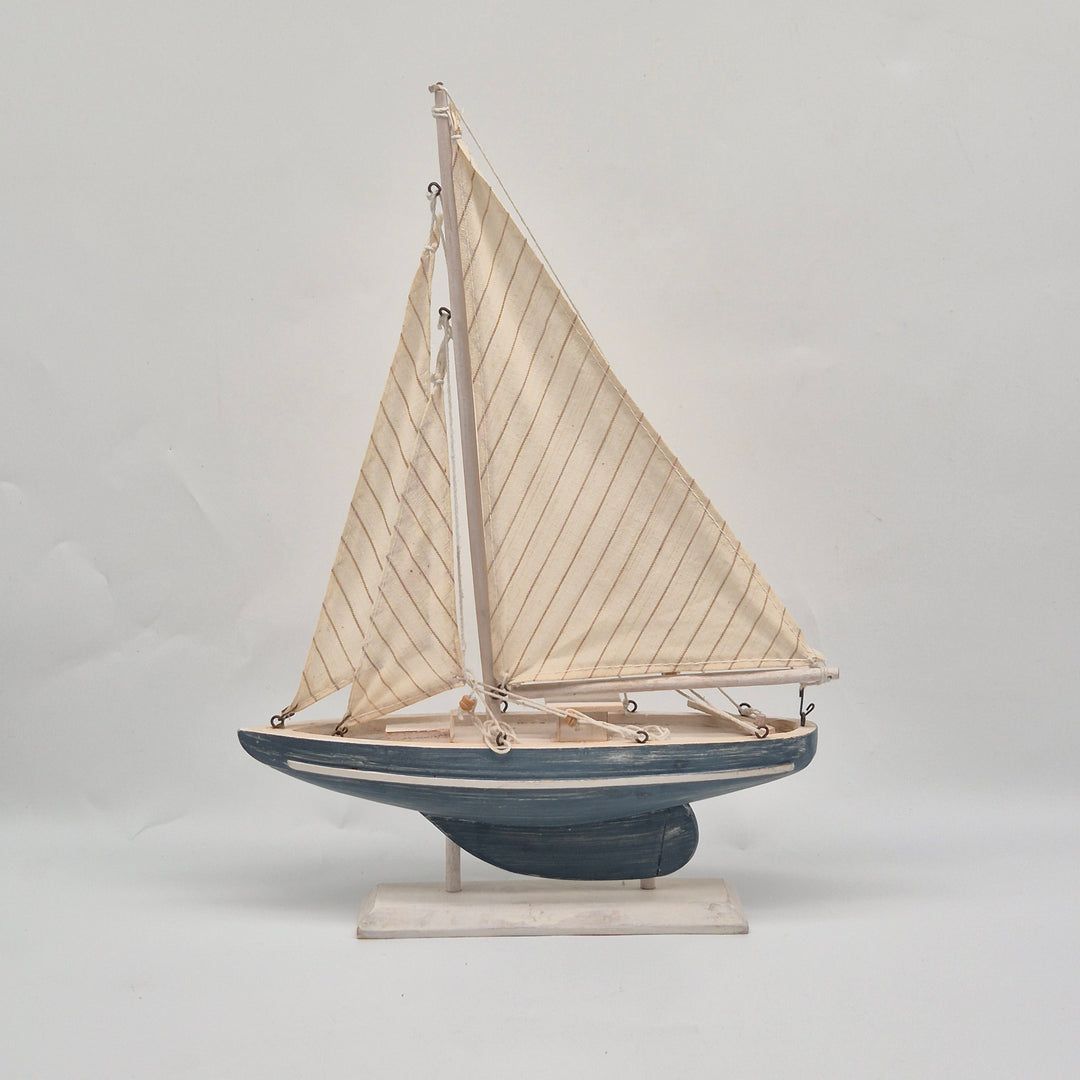 Retro segelbåtsmodell i trä med blåvit finish