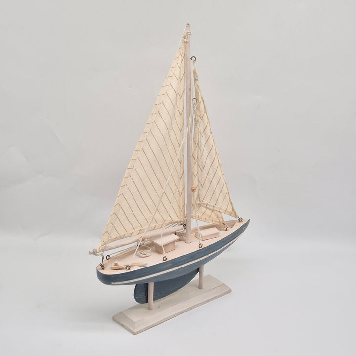 Retro segelbåtsmodell i trä med blåvit finish