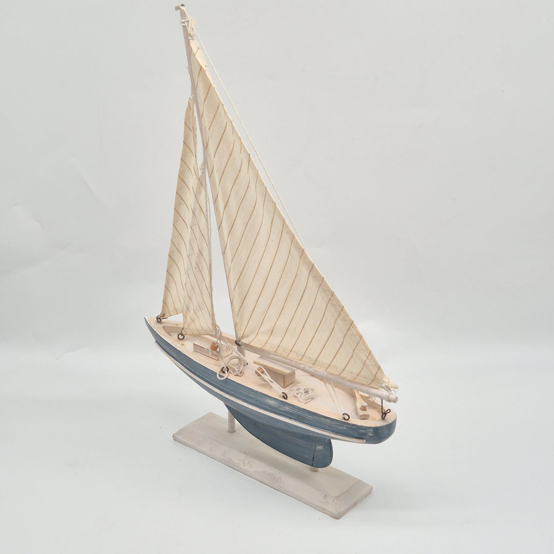 Retro segelbåtsmodell i trä med blåvit finish