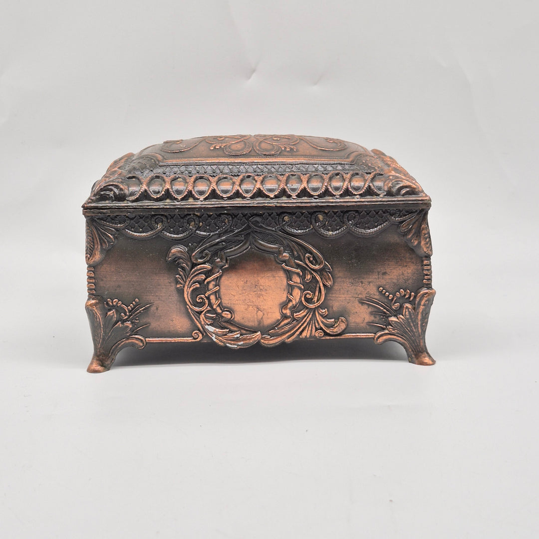 Antik metallask med mörk patina