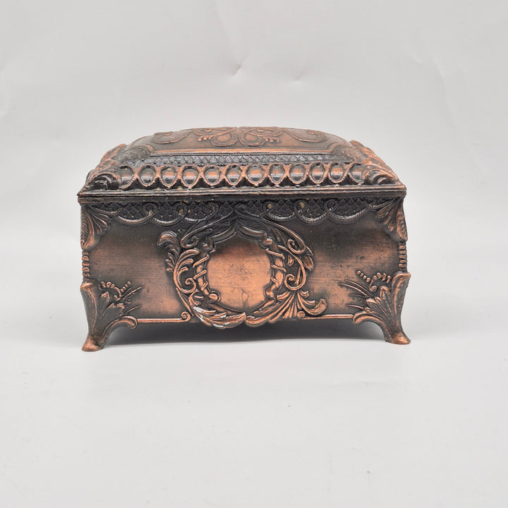 Antik metallask med mörk patina