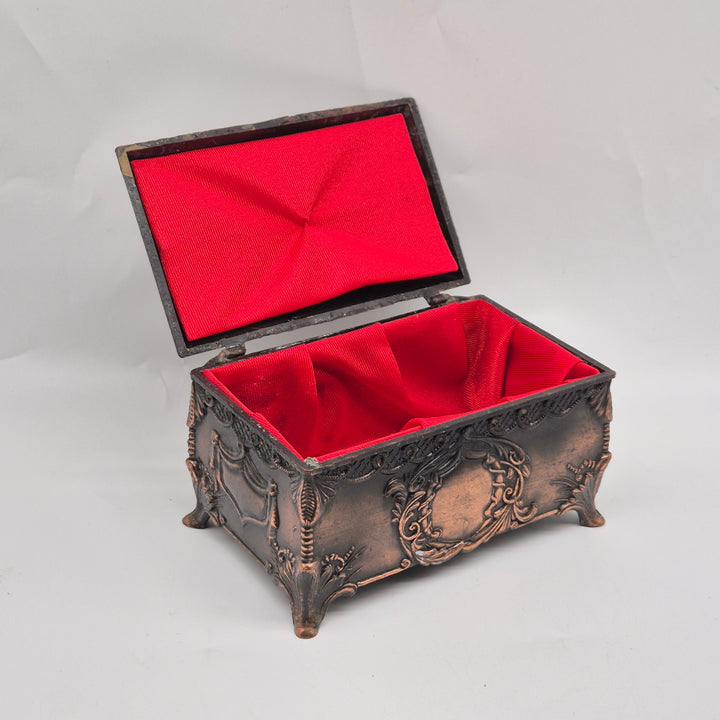 Antik metallask med mörk patina