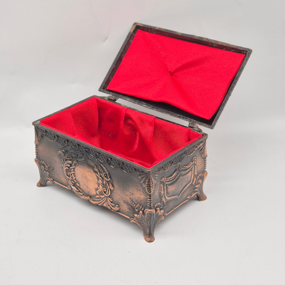 Antik metallask med mörk patina