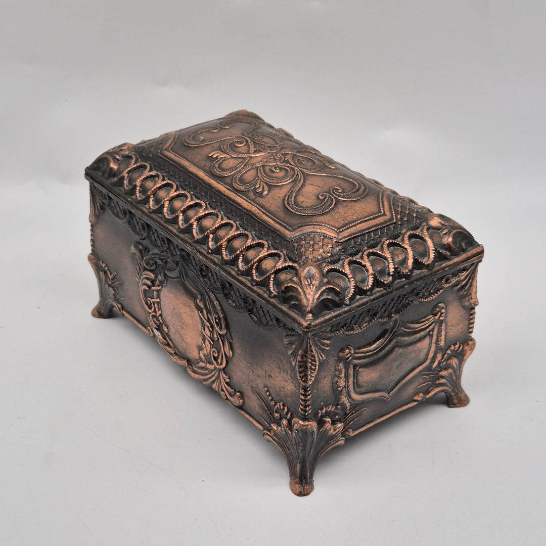 Antik metallask med mörk patina