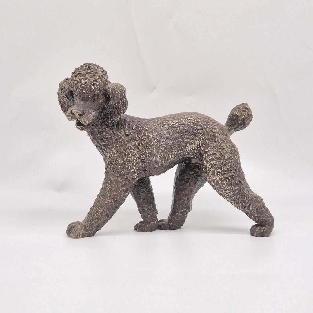 Detaljrik bronsskulptur av pudel i retrostil