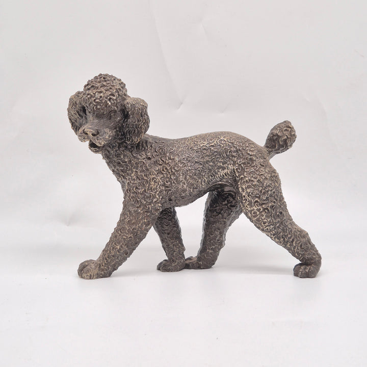 Detaljrik bronsskulptur av pudel i retrostil