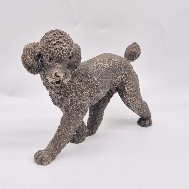 Detaljrik bronsskulptur av pudel i retrostil