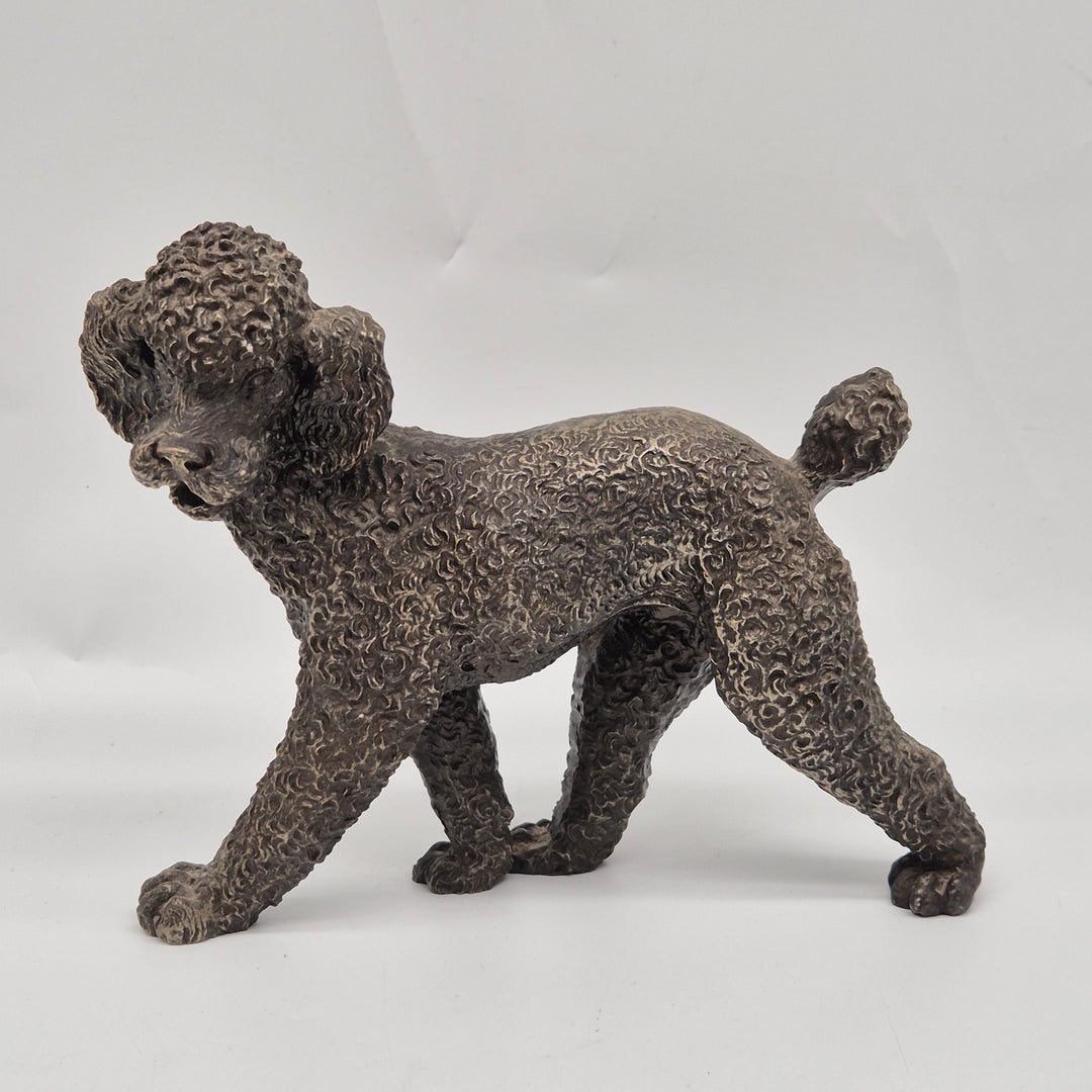 Detaljrik bronsskulptur av pudel i retrostil