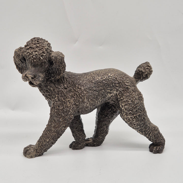 Detaljrik bronsskulptur av pudel i retrostil