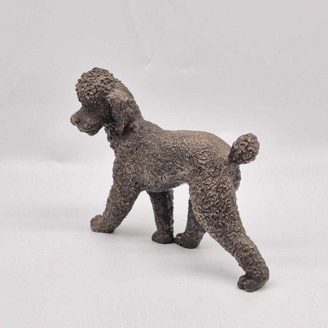 Detaljrik bronsskulptur av pudel i retrostil