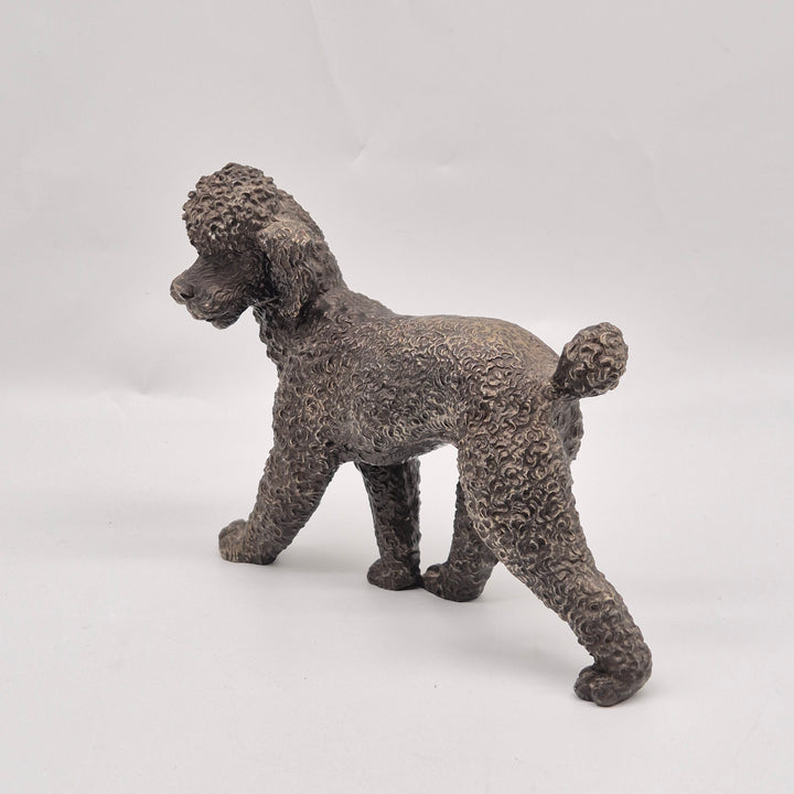 Detaljrik bronsskulptur av pudel i retrostil