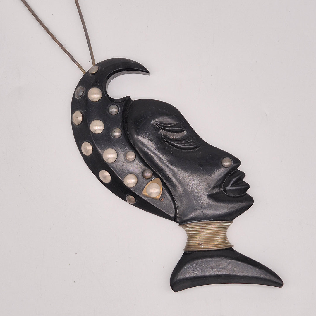 Unik väggmask i trä och pärlemor