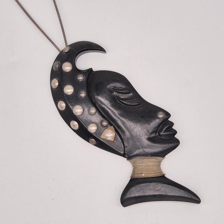 Unik väggmask i trä och pärlemor