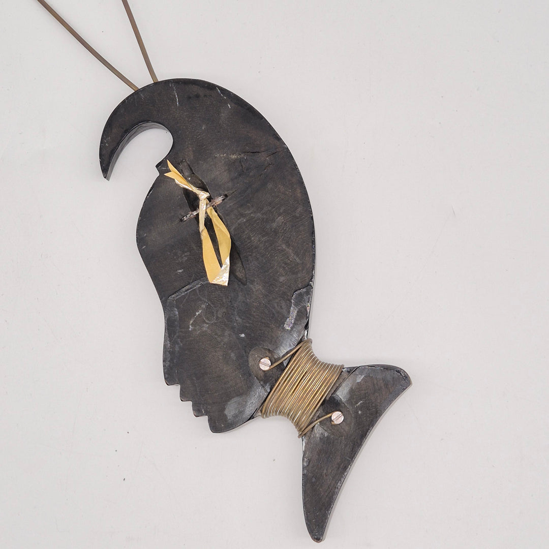 Unik väggmask i trä och pärlemor