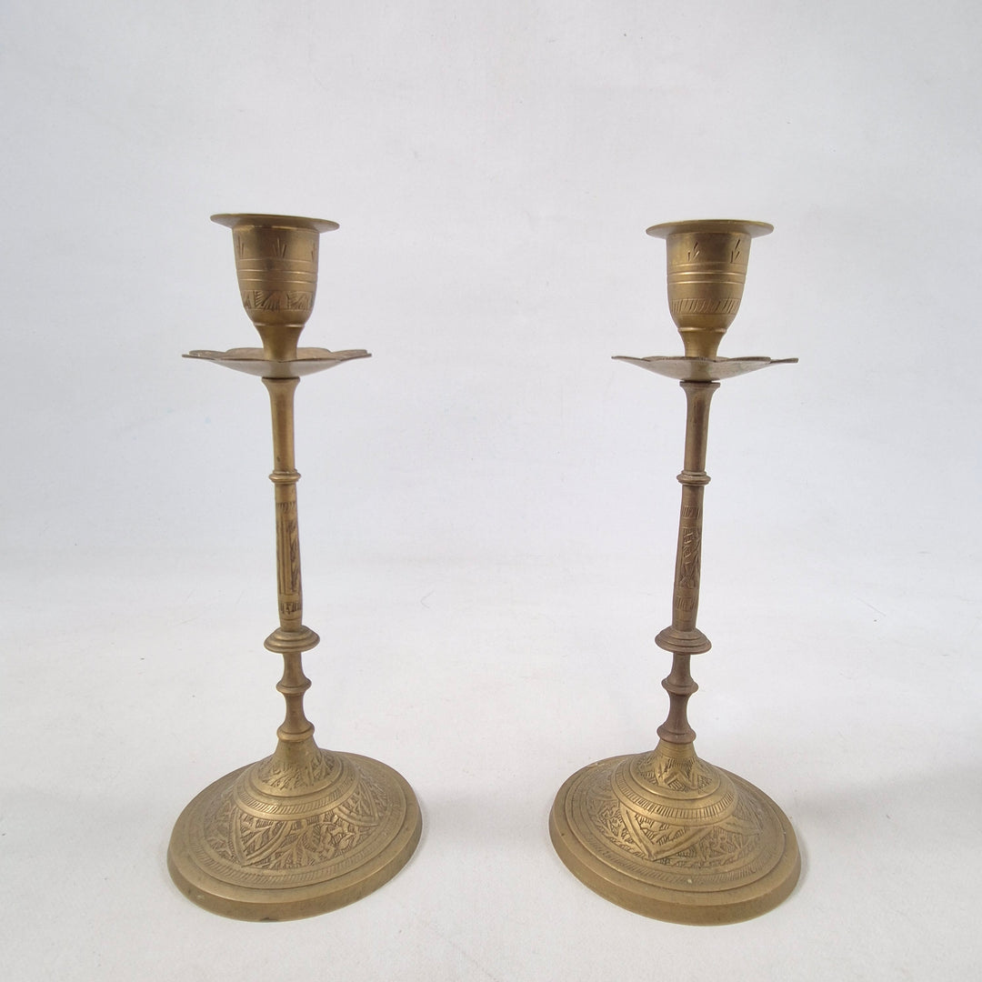 Elegant Par Mässingljusstakar med Gravyrdesign