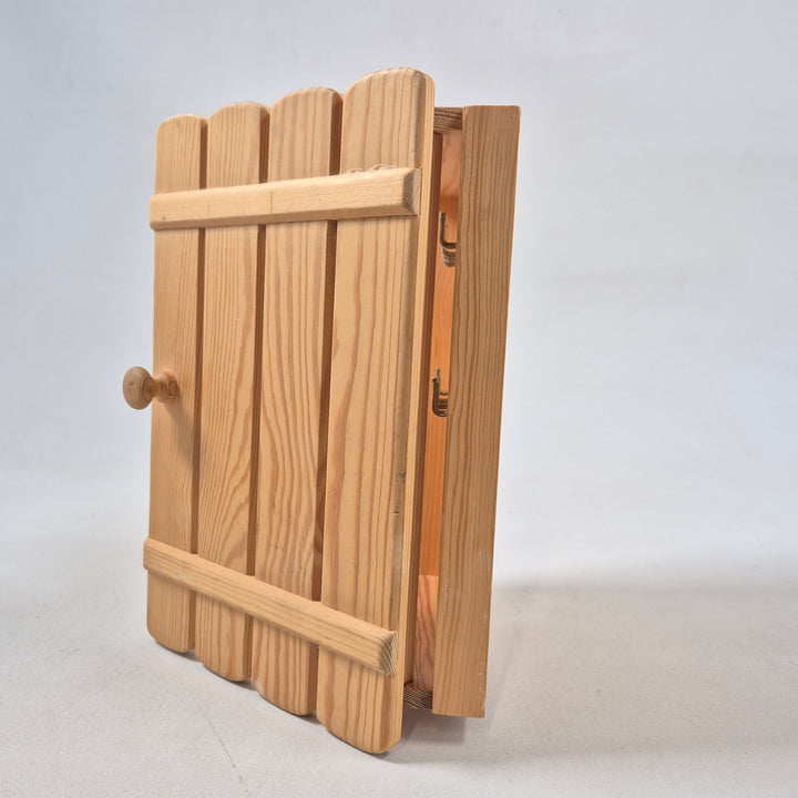 Klassisk nyckelkista i ljust massivt trä