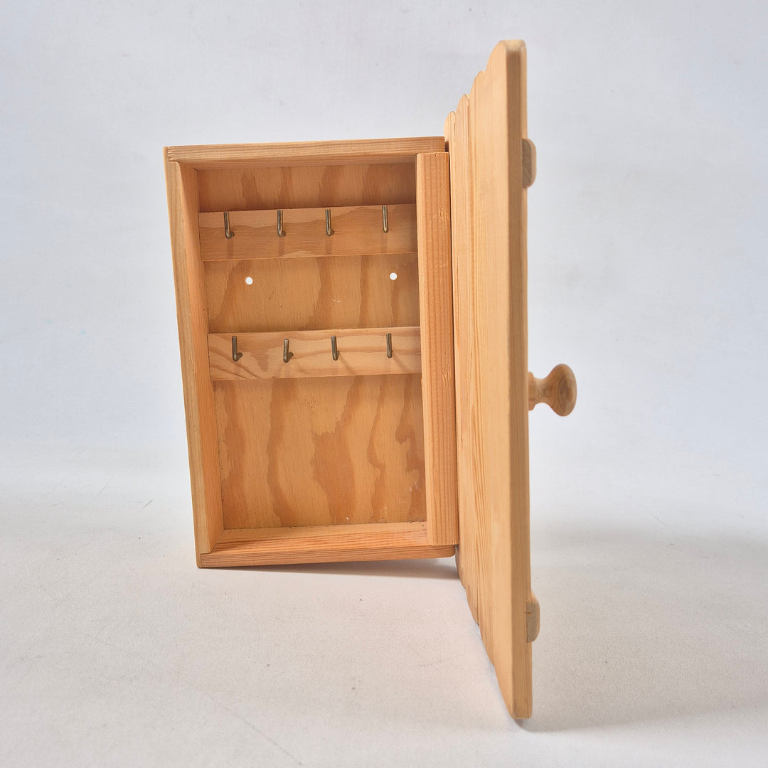 Klassisk nyckelkista i ljust massivt trä