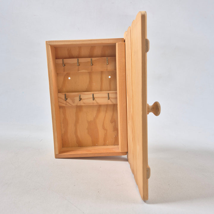 Klassisk nyckelkista i ljust massivt trä