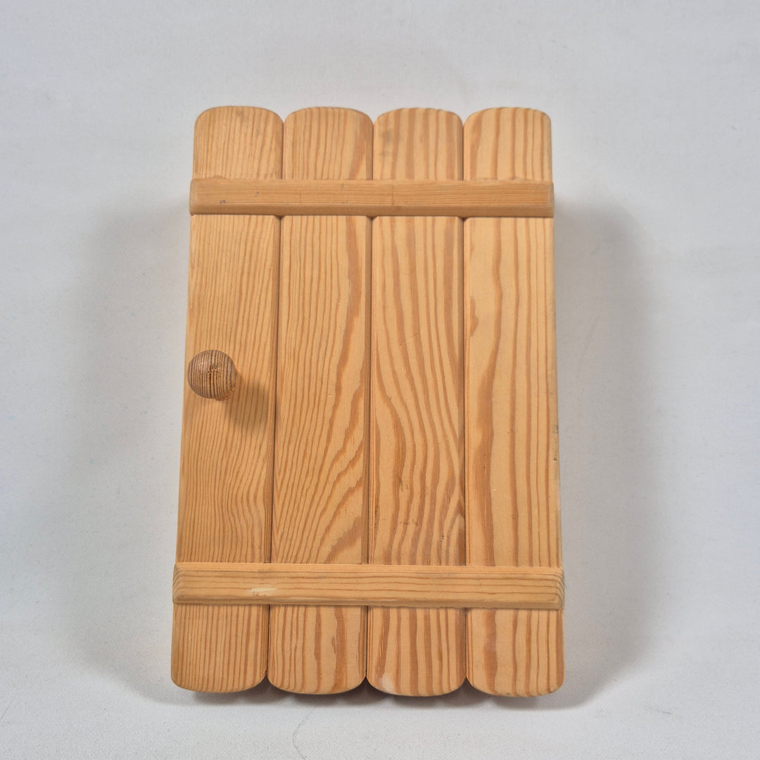 Klassisk nyckelkista i ljust massivt trä