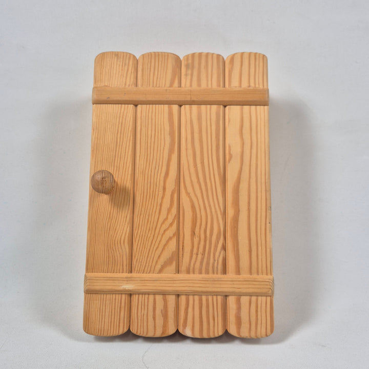 Klassisk nyckelkista i ljust massivt trä