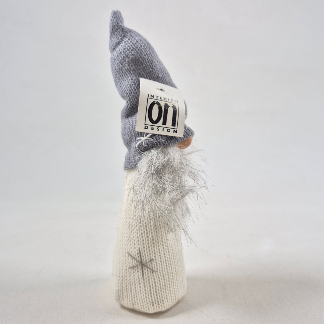 Julnisse i stickad design – grå & vit (ON Interiör Design)