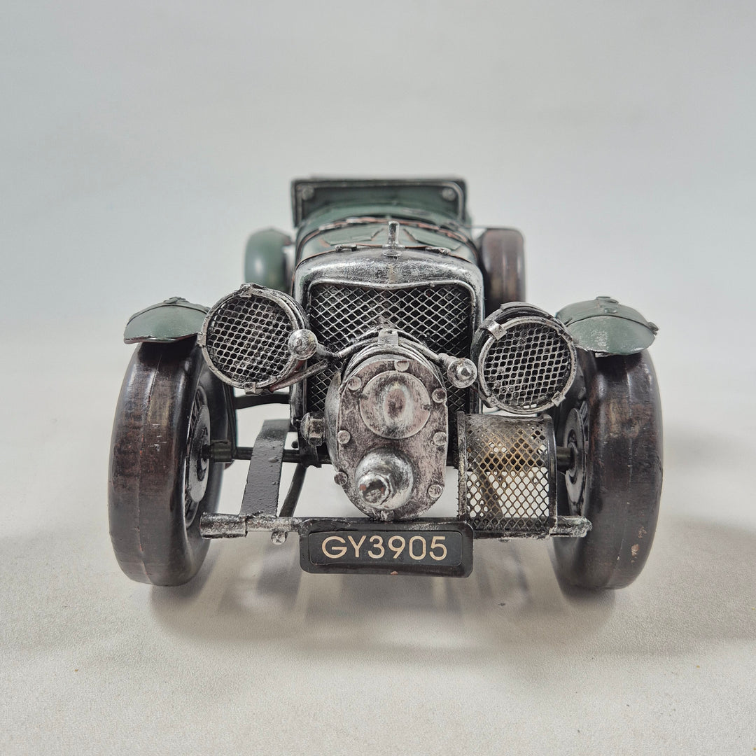 Authentisk retro modellbil i metall