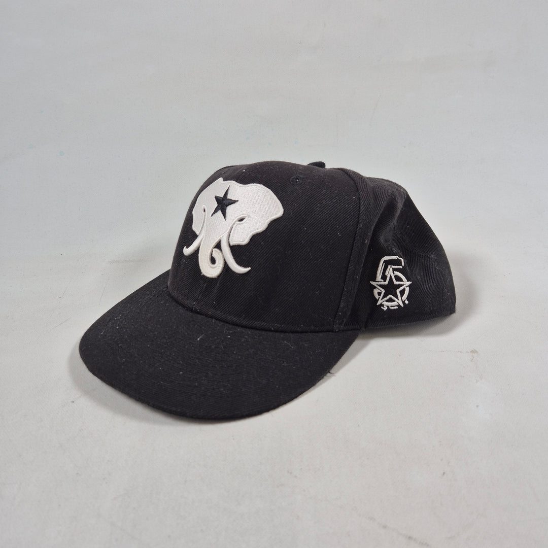 Retro svart keps med elefantsymbol från Nordic Merch