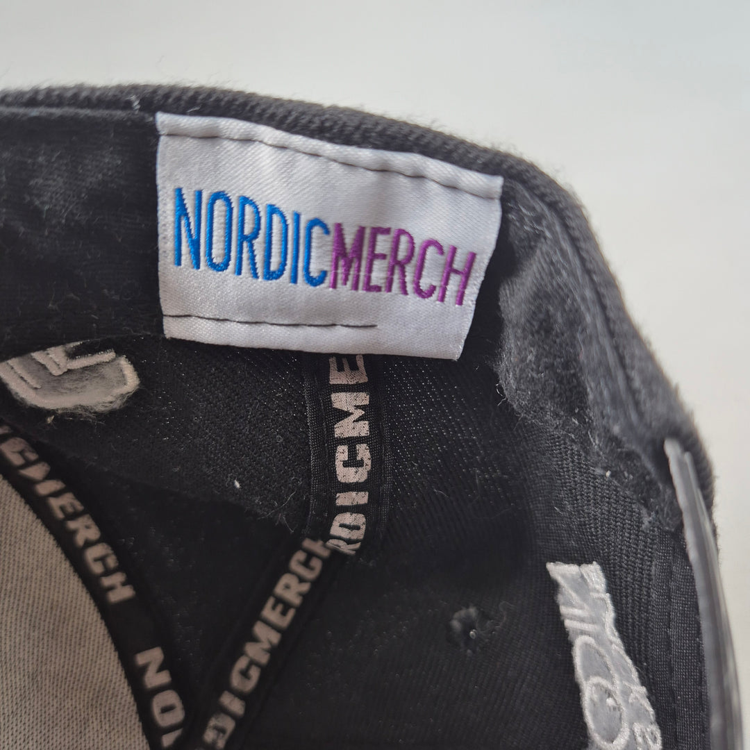 Retro svart keps med elefantsymbol från Nordic Merch