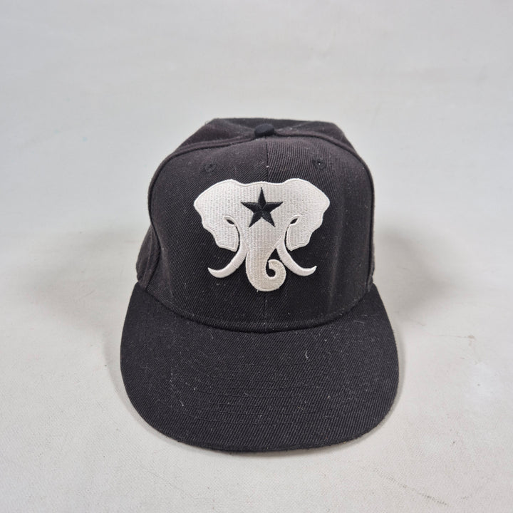 Retro svart keps med elefantsymbol från Nordic Merch