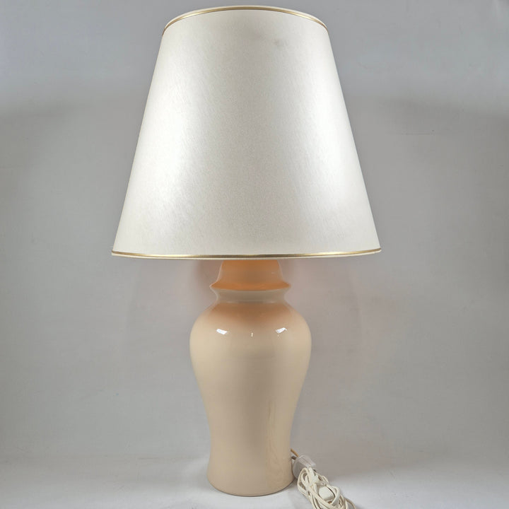 Elegant bordslampa i klassisk keramikdesign